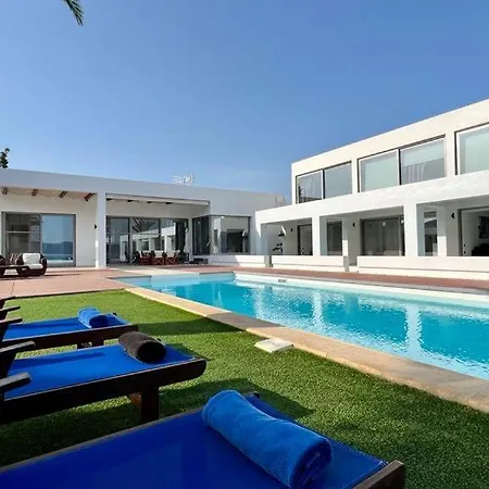 Leblanc Luxurious Beachfront By Goutos Luxury Living ארמיוני