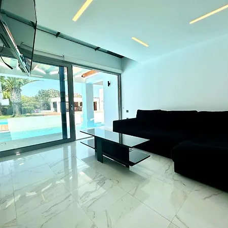 Leblanc Luxurious Beachfront By Goutos Luxury Living וילה