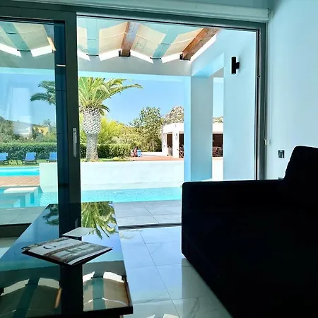 Leblanc Luxurious Beachfront By Goutos Luxury Living ארמיוני